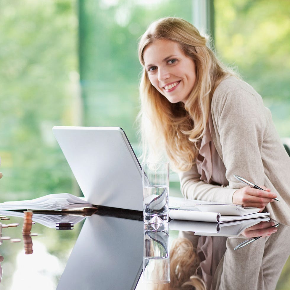 Product, Laptop part, Sitting, Laptop, Computer, Office equipment, Personal computer, Output device, Blond, Reading, 