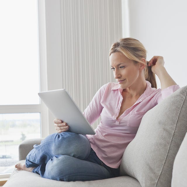 Sitting, Comfort, Furniture, Electronic device, Couch, Technology, Room, Stomach, Gadget, Pillow, 
