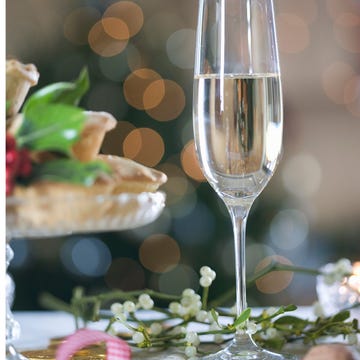 Glass, Drinkware, Stemware, Dishware, Wine glass, Barware, Serveware, Champagne stemware, Tableware, Transparent material, 