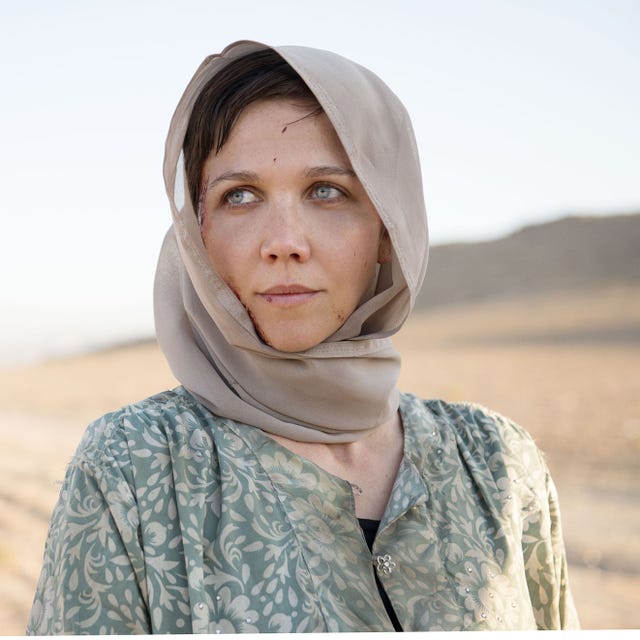 Lip, Natural environment, Skin, Eyebrow, Landscape, Wrap, Neck, Shawl, Portrait photography, Aeolian landform, 