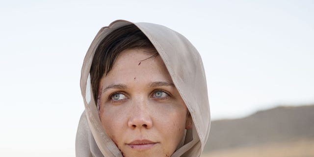 Lip, Natural environment, Skin, Eyebrow, Landscape, Wrap, Neck, Shawl, Portrait photography, Aeolian landform, 