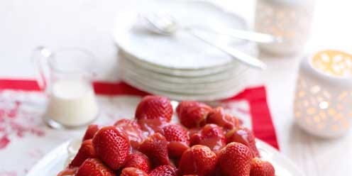 Serveware, Food, Dishware, Sweetness, Dessert, Ingredient, Fruit, Cuisine, Whipped cream, Strawberry, 