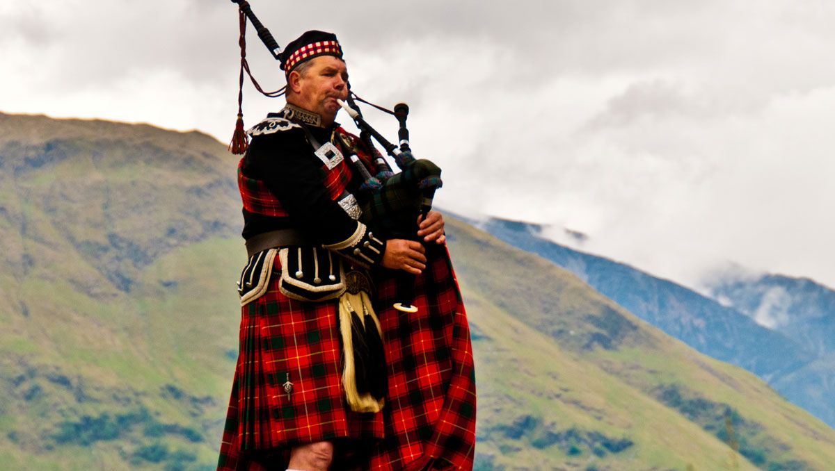 Bagpipes, Kilt, Galician gaita, Uilleann pipes, Musical instrument, Biniou, Wind instrument, Highland, Woodwind instrument, Folk instrument, 