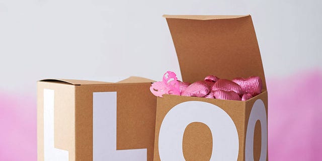 Pink, Magenta, Purple, Paper product, Cardboard, Material property, Shipping box, Peach, Carton, Paper, Pink, Magenta, Purple, Paper product, Cardboard, Material property, Shipping box, Peach, Carton, Paper,