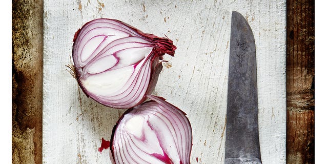 Wood, Ingredient, Vegetable, Produce, Root vegetable, Onion, Natural foods, Purple, Red onion, Kitchen utensil, 