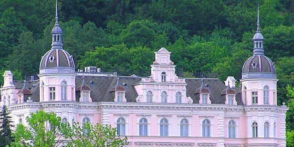 Tree, Landmark, Woody plant, Dome, Dome, Palace, Byzantine architecture, Manor house, Classical architecture, Finial, 