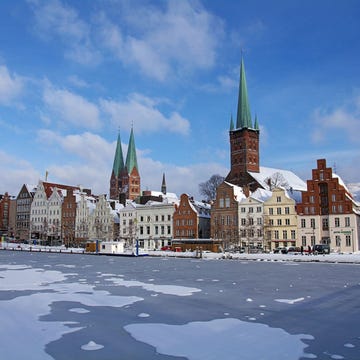 Sky, Cloud, Neighbourhood, Town, Spire, City, Winter, Steeple, Public space, Facade, 
