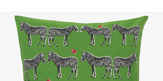 Organism, Green, Vertebrate, Pattern, Textile, Terrestrial animal, Adaptation, Zebra, Wildlife, Tail, 