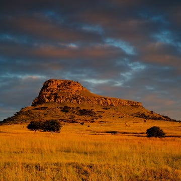 Sky, Natural landscape, Mountainous landforms, Cloud, Plant community, Landscape, Plain, Hill, Savanna, Plateau, 