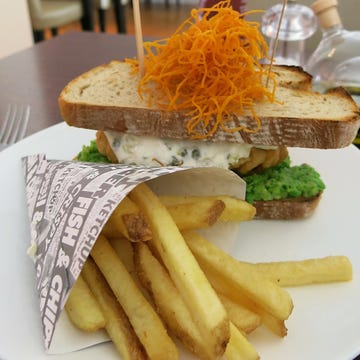 Food, Yellow, Cuisine, Tableware, Fried food, Plate, Meal, Finger food, Dishware, French fries, 
