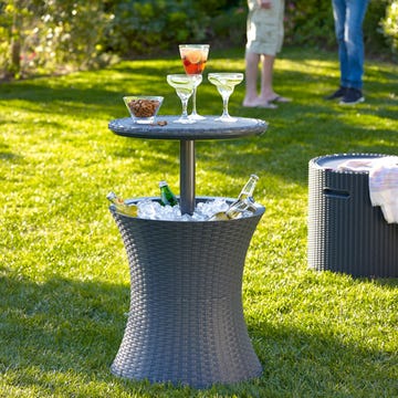 Drink, Drinkware, Stemware, Wine glass, Barware, Cocktail, Outdoor table, Champagne stemware, Alcoholic beverage, Garden, 