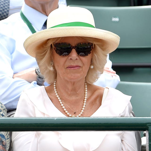 Eyewear, Glasses, Vision care, Hat, Sunglasses, White, Fashion accessory, Jewellery, Sun hat, Necklace, 