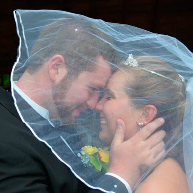 Forehead, Bridal accessory, Mammal, Bridal veil, Veil, Interaction, Bridal clothing, Organ, Jewellery, Temple, 