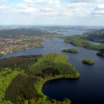 Body of water, Natural landscape, Water resources, Water, Waterway, Landscape, Coastal and oceanic landforms, Watercourse, Fluvial landforms of streams, Channel, 