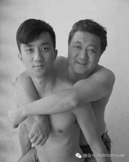 Cheek, Finger, Shoulder, Barechested, Hand, Photograph, Joint, Chest, Jaw, Muscle, 