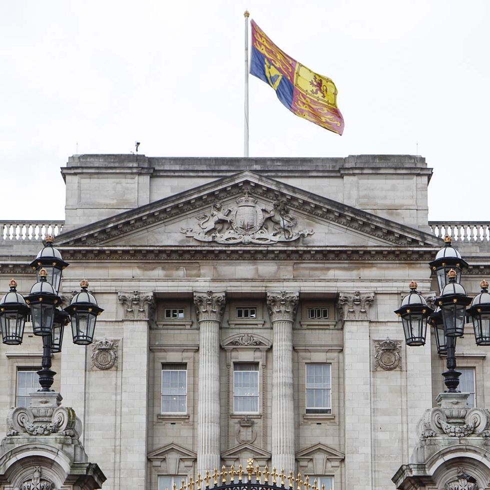 Facade, Flag, Government, Classical architecture, Palace, Official residence, Seat of local government, Listed building, 