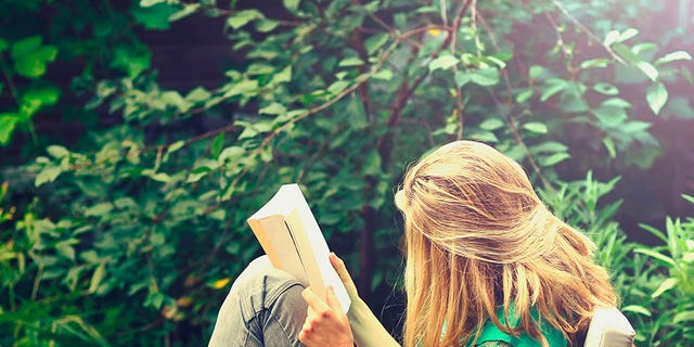 Human, Comfort, Sitting, Human leg, Mammal, People in nature, Beauty, Outdoor furniture, Long hair, Blond, Human, Comfort, Sitting, Human leg, Mammal, People in nature, Beauty, Outdoor furniture, Long hair, Blond,