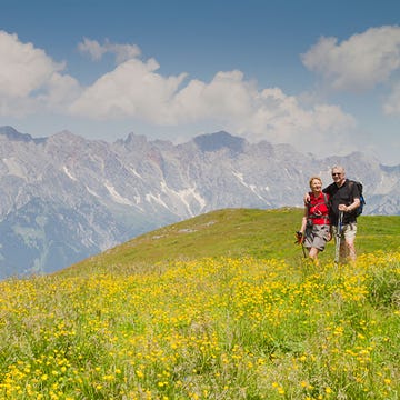 Human, Mountainous landforms, Cloud, Mountain range, Grassland, People in nature, Hill, Highland, Mountain, Ridge, 