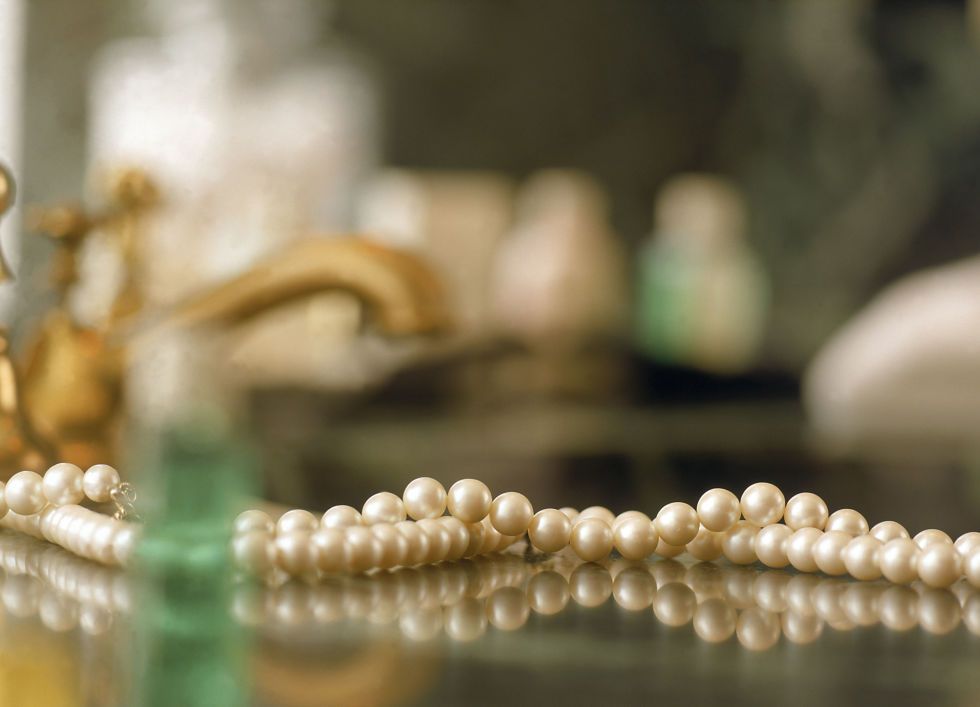 Natural material, Still life photography, Close-up, Prayer beads, Body jewelry, Symbol, Pearl, Craft, Religious item, Bead, 