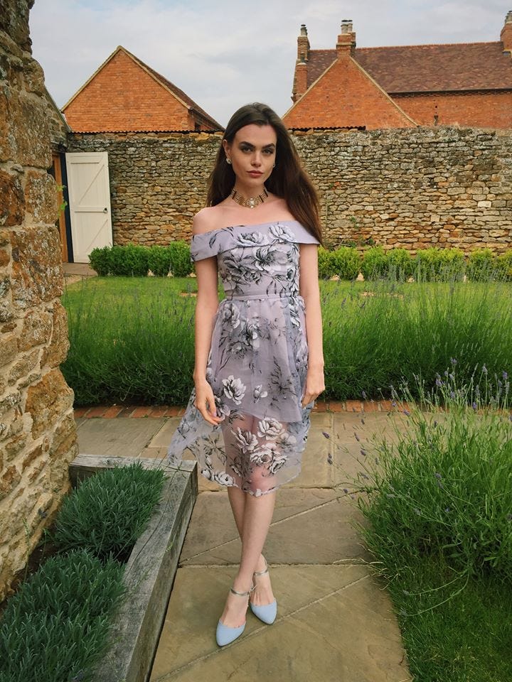 Clothing, Dress, Shoulder, Human leg, Summer, One-piece garment, Day dress, Street fashion, Beauty, Sunglasses, 