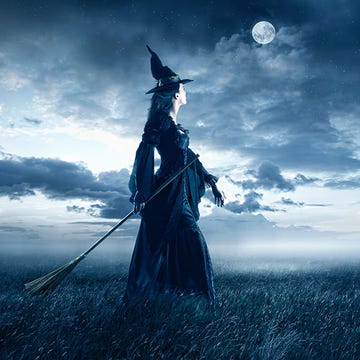 Astronomical object, Art, Moonlight, Celestial event, Costume accessory, Fictional character, Costume, Full moon, Animation, Cg artwork, 