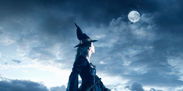 Astronomical object, Art, Moonlight, Celestial event, Costume accessory, Fictional character, Costume, Full moon, Animation, Cg artwork, 
