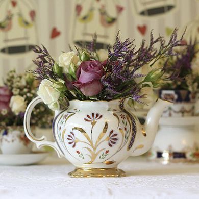 Serveware, Dishware, Flower, Porcelain, Purple, Petal, Bouquet, Artifact, Interior design, Ceramic, 