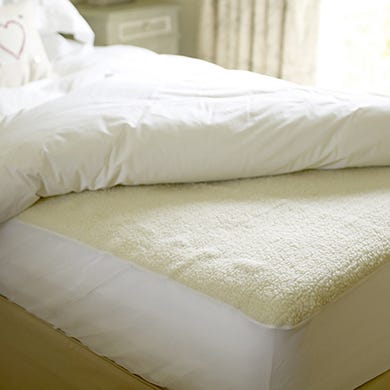 Textile, Room, Bedding, Linens, Bed sheet, Bedroom, Bed, Mattress, Duvet, Duvet cover, 
