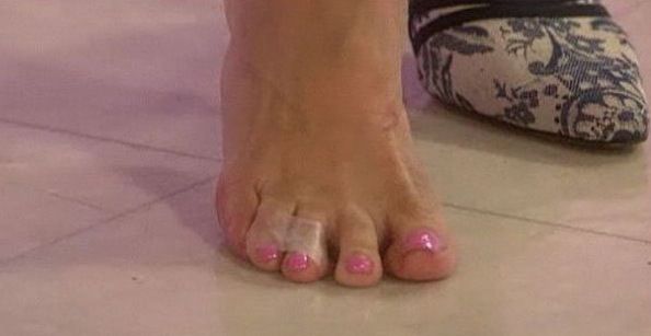 Toe, Skin, Human leg, Joint, Nail, Barefoot, Light, Organ, Foot, Nail care, 