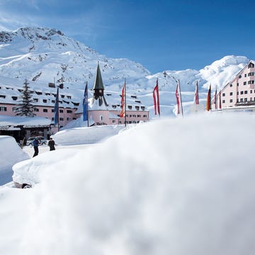 Winter, Mountainous landforms, Mountain range, Freezing, Town, Glacial landform, Slope, Snow, Mountain, Hill station, 