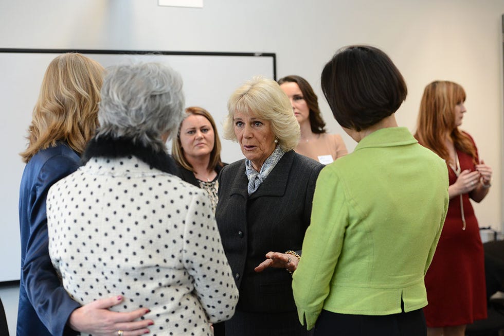 Hair, Conversation, Collaboration, Blazer, Suit trousers, Layered hair, Employment, Pantsuit, Handbag, Art exhibition, 