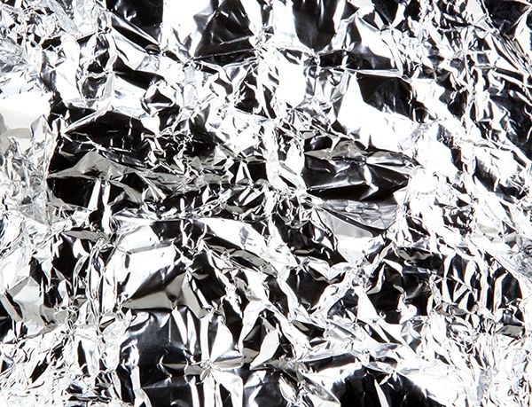 How exactly does aluminium foil work to keep food warm? Is there