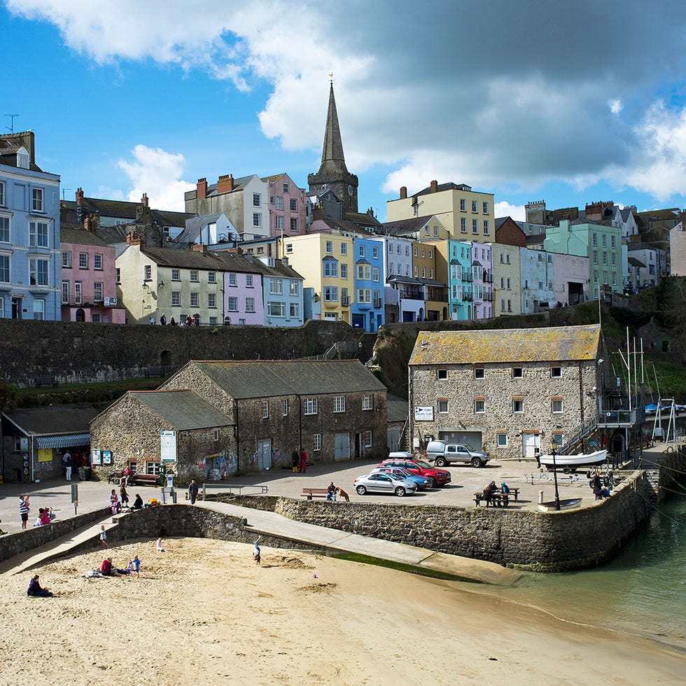 Window, Neighbourhood, Town, Waterway, Building, Spire, Roof, Steeple, Residential area, House, 
