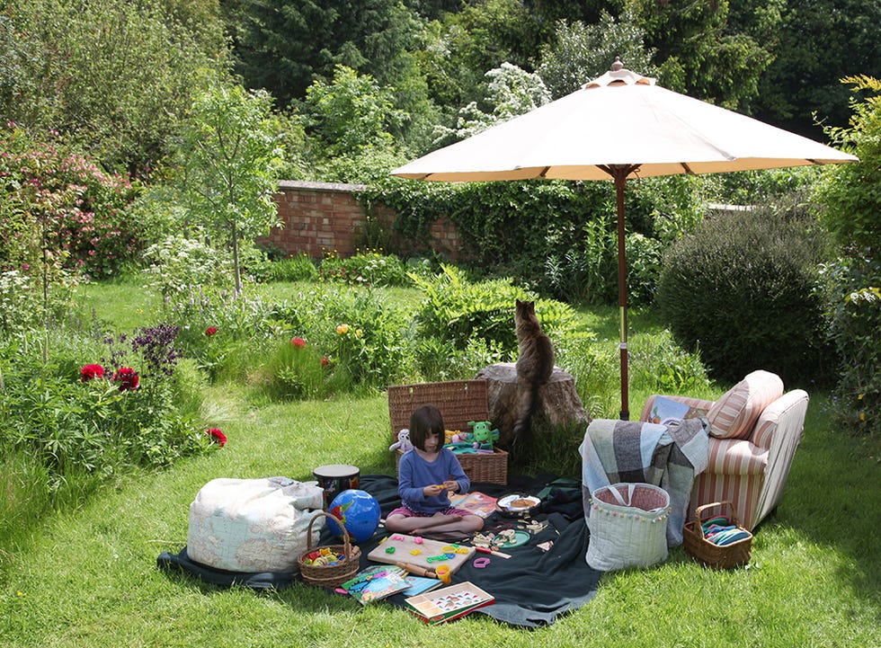 Garden, Shrub, Backyard, Outdoor furniture, Groundcover, Yard, Shade, Outdoor table, Wicker, Landscaping, 