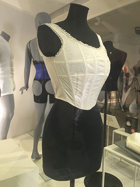Shoulder, Mannequin, Joint, Pattern, Fashion, Black, Waist, Trunk, One-piece garment, Fashion design, 