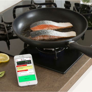 Lemon, Food, Ingredient, Cookware and bakeware, Citrus, Cooking, Mobile phone, Frying pan, Fruit, Cuisine, 