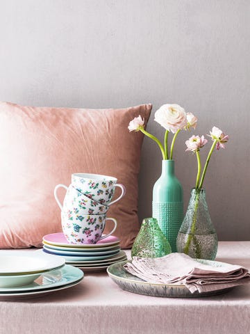 Serveware, Dishware, Drinkware, Cup, Porcelain, Flower, Ceramic, Tableware, Coffee cup, Interior design, 
