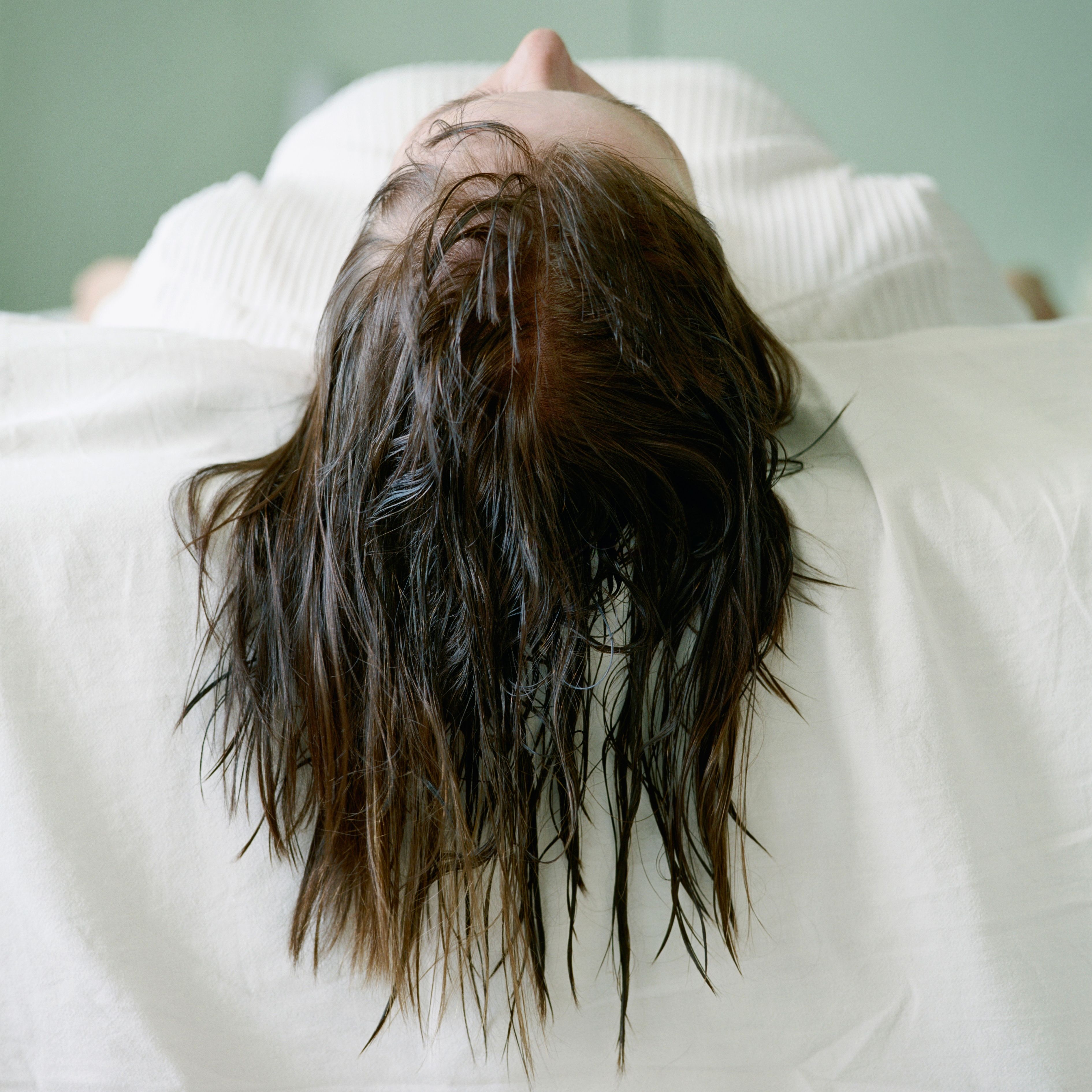 Sleeping with Wet Hair Side Effects What Happens When You Sleep With Wet  Hair