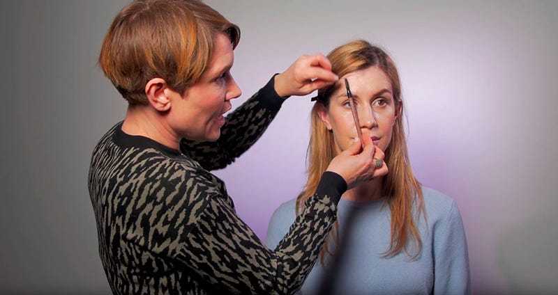 Hair, Ear, Hairstyle, Eyelash, Beauty salon, Style, Jaw, Interaction, Organ, Step cutting, 