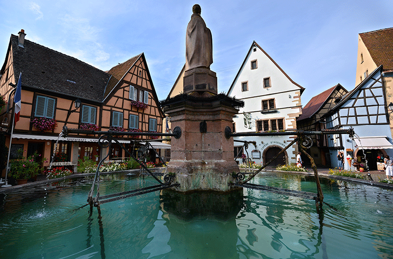 Window, Water, Town, Sculpture, Landmark, Water feature, House, Residential area, Roof, Reflection, 