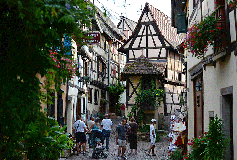 Town, Neighbourhood, Street, Tourism, House, Residential area, Human settlement, Pedestrian, Sidewalk, Flowerpot, 