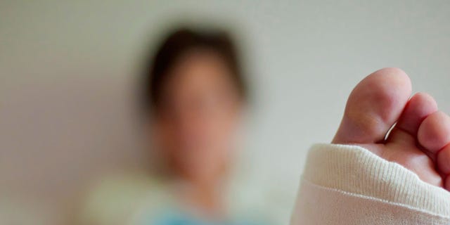 Finger, Skin, Comfort, Joint, Human leg, Nail, Foot, Toe, Thumb, Bandage, 