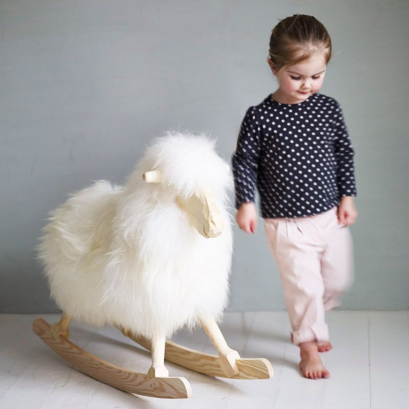 Textile, Standing, Floor, Bird, Flooring, Baby & toddler clothing, Beak, Feather, Fur, Foot, 