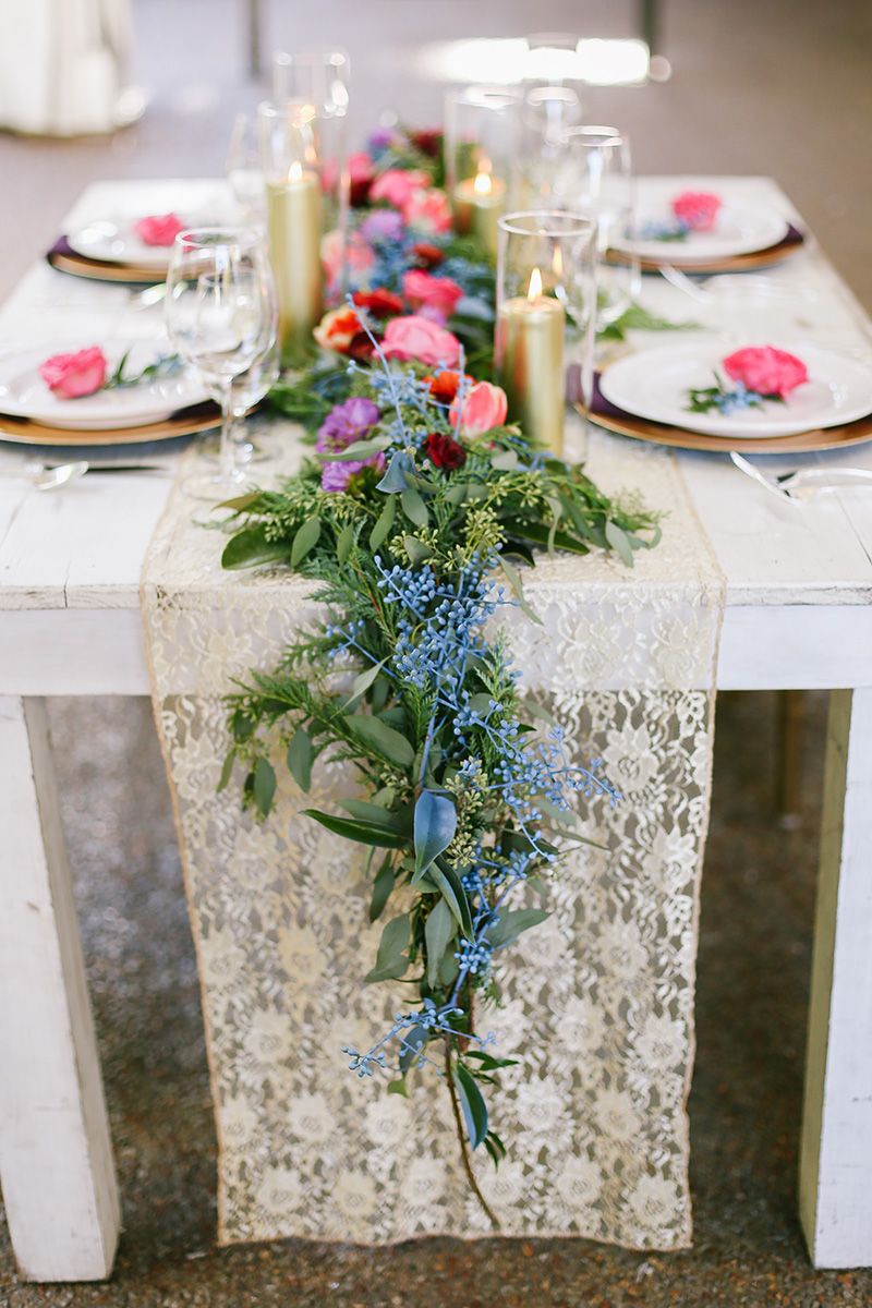 Tablecloth, Dishware, Serveware, Table, Bouquet, Linens, Floristry, Cut flowers, Petal, Flower Arranging, 