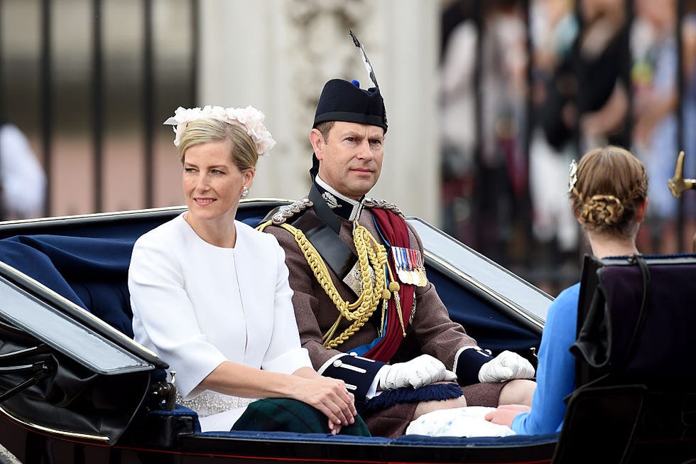 Uniform, Tradition, Classic, Carriage, Headpiece, Hair accessory, Classic car, Antique car, Costume hat, Ceremony, 