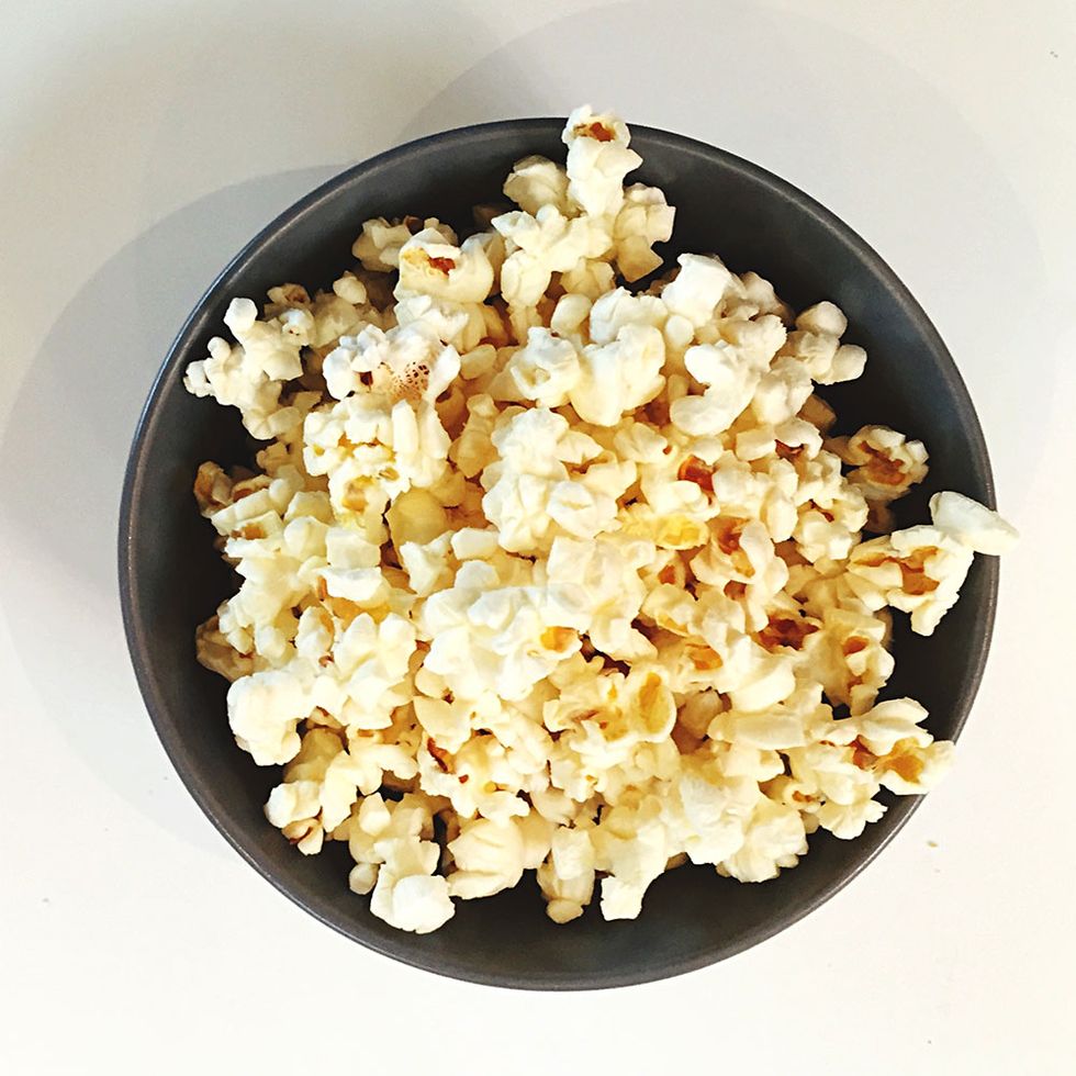Popcorn, Kettle corn, Yellow, Food, White, Recipe, Cuisine, Cookware and bakeware, Vegetarian food, Snack, 