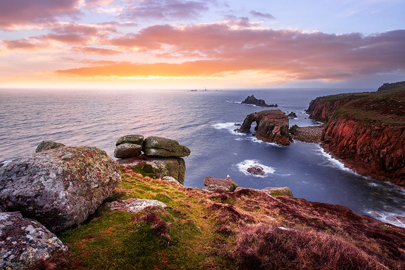 Coastal and oceanic landforms, Rock, Natural landscape, Coast, Landscape, Horizon, Bedrock, Ocean, Shore, Sea, 