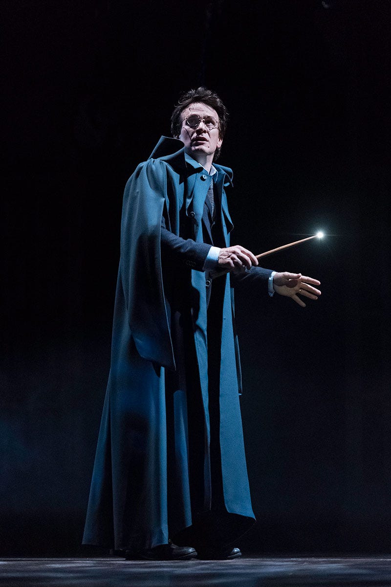 Human body, Standing, Performing arts, Stage, Drama, Acting, Costume design, Artist, Scene, heater, 