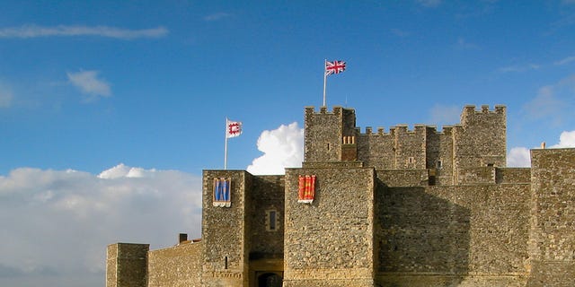 Grass, Wall, Building, Landmark, Castle, History, Historic site, Stone wall, Fortification, Medieval architecture, 