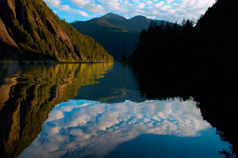 Body of water, Nature, Natural landscape, Reflection, Water resources, Mountainous landforms, Highland, Mountain range, Watercourse, Valley, 